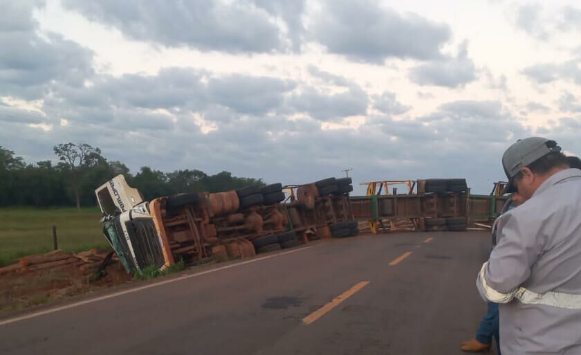 Imagem de compartilhamento para o artigo Carreta carregada de madeira tomba na MS-377 em Inocência e motorista fica gravemente ferido da MS Todo dia